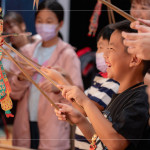 『趣味的操偶體驗(yàn)』，一動(dòng)一停，喚起生命力，特別安排至後臺(tái)，吸引大朋友小朋友一探究竟，以皮為底，以桿為骨，一敲一鑿製成戲偶。