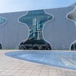 臺(tái)中國家歌劇院由日本建築大師『伊東豊雄』設(shè)計(jì)，透過「曲牆工法」的設(shè)計(jì)概念構(gòu)成，整棟建築零直角、無樑無柱，是世界獨(dú)一無二的涵洞建築。