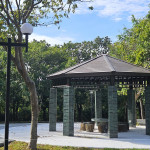 明秀公園中央的八角亭，風(fēng)格配合亭裡的石頭座椅，選用西班牙進(jìn)口祖母綠磁磚，藉由加重柱子的顏色，讓整體看起來更穩(wěn)重。
