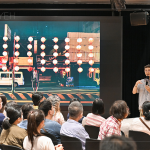 靜靜感受每張照片帶來的悸動，在講師差差的細(xì)膩說書下，時(shí)而歡笑、時(shí)而感動。