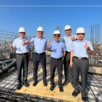 位於臺(tái)中東區(qū)【築森鄰】順利迎來(lái)上樑典禮，新業(yè)建設(shè)名譽(yù)董事長(zhǎng)穆椿松先生（圖左二）、卓勝隆董事長(zhǎng)（圖右三）、簡(jiǎn)福榮總經(jīng)理（圖左一）、邱正光副總經(jīng)理（圖右一）一同蒞臨現(xiàn)場(chǎng)，祝福工程平安順利地完工。