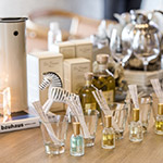 試香紙與小巧的精油一字排開，耐人尋味。