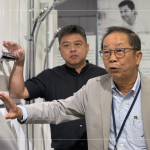 形形色色的衛(wèi)浴設(shè)備，惟有透過(guò)各部門主管謹(jǐn)慎周全的來(lái)回溝通，找尋出最合適的選材。（圖右為新業(yè)建設(shè)卓勝隆董事長(zhǎng)）