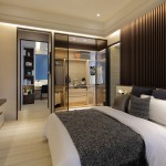 以透明層板取代厚重的拉門，讓更衣室的格局一併收納進主臥室裡，另一側(cè)綠意是大自然的伸展臺，隨著季節(jié)呈現(xiàn)出不一樣的景致。從視野上，呈獻給主人更寬闊的禮遇！