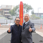 新業(yè)建設(shè)-創(chuàng)辦人 穆椿松(右)與董事長 卓勝隆(左)，一同出席典禮，保佑往後施工過程平安，奠基順利！
