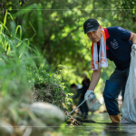 第一次走訪南勢溪，綠意盎然的景致彷彿進(jìn)入世外桃源，在溪流旁踩著石礫，撿拾這些被塵封已久，不可分解的塑料製品。