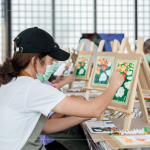 拿起畫筆，繪出想像，隨畫筆而下，層層疊出溫度，午後一抹微光灑下，用繪畫留住當(dāng)下美好片刻。