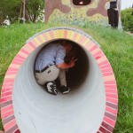 想進(jìn)入碉堡探險(xiǎn)，涵洞是唯一入口，總能喚起大人的童心，想跟著進(jìn)入高達(dá)二層樓的精靈碉堡一探究竟。