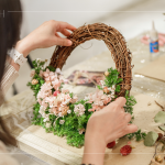 浪漫優(yōu)雅的粉色花色，其中以粉色繡球、迷你玫瑰最為不同，每款花材散發(fā)著淡雅的香氣，乾燥花作為花材，更可長期保存。