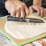 健康建材也可以很藝術(shù)！趁凝固前，將黏糊的珪藻塗料推開、抹平，並押上紋路，對新業(yè)家族來說是相當新鮮的體驗！