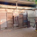 新業(yè)將端與景融合，透過格柵、窗櫺式書櫃等元素，巧手一揮成了洋溢書香的書席。斜影映下，您是否也看到3隻小貓玩耍其中？