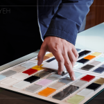 五顏六色的烤漆玻璃，依序排列、整齊劃一，看似廚具中的小小配角卻是訂調(diào)整體風(fēng)格的靈魂。