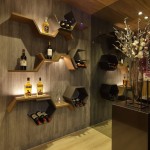 將傳統(tǒng)酒窖躍上廚房的一景，半蜂巢線條乘載醇釀的美酒，正等著你小酌一番。
