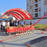 新業(yè)建設穆椿松名譽董事長（中）帶領新業(yè)團隊，祈求保佑人員平安、工程順利。
