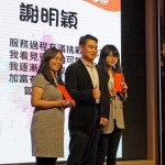 新業(yè)建設(shè)邱正光副總(中)化身張老師頒發(fā)獎學金給學生，也希望未來有更多有志之士加入張老師的行列，將自己的專業(yè)與熱情回饋給更多需要幫助的民眾。