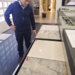 設(shè)置於地面的建材，以指掌輕撫過，切身感受細(xì)膩的觸感，並從自然的紋路中覺察：什麼底色、光澤，可與廚具化為和諧的一致性。