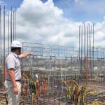 建築就像小孩逐漸長大成人，工地主任與職人師傅就像盡責(zé)的保母，每天瞻前顧後、指導(dǎo)，呵護(hù)長大。