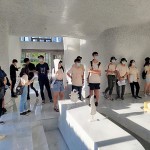 接待大廳延續(xù)弧形立柱的風(fēng)格，以白色大理石砌成方中帶圓的空間格局，融合為一景。白底灰紋的大理石，與嵌入式座椅相映成趣，注入東道主宴客的巧思與溫度。－【新業(yè)觀峰】。