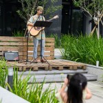 音樂(lè)家駐點(diǎn)表演，歌聲隨風(fēng)飄散於市集中，使略微慵懶的週六下午增添些許閒適感。一旁被歌聲吸引而來(lái)的小妹妹，也開(kāi)心地以手機(jī)紀(jì)錄這美好時(shí)光。