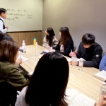 與專業(yè)能力一樣重要的，就是解決問題的能力，新業(yè)邱正光副總經理（圖左一），不吝於教導新進員工如何認知問題並準確地解決。