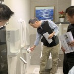 衛(wèi)生紙抽取的細(xì)節(jié)也不容錯過，每人習(xí)慣的不同，衛(wèi)生紙架以捲筒式上方多加平臺型式，使用上多了選擇性及便利性。