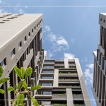 融入自然的建築內(nèi)涵，玻璃盒般的陽臺，恣意錯層而上的花臺綠意，為生活帶來了四季。