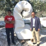 西班牙藝術(shù)家Nando Alvarez(左一)的作品「美術(shù)之道」。透過(guò)輕盈的流線、連續(xù)而蔓延的圓弧，說(shuō)明美術(shù)之道在於時(shí)空相互的永恆對(duì)話。