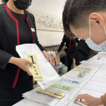 重要的會議表決牌，以雙手交付，預(yù)祝會議的順利和圓滿。