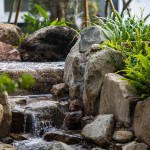 豐富綠樹、草花、水景層層將建築圍繞，就像是城市中的後花園一般，讓綠意填滿生活中，享受芬多精，感受森林療癒。