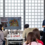 邀請(qǐng)旅美藝術(shù)家 #洄想藝術(shù)，帶領(lǐng)大家學(xué)習(xí)版畫的學(xué)問，回顧版印藝術(shù)與民間年節(jié)的淵源，分享各項(xiàng)版印的製作方式與原理，為在場(chǎng)的家族們上了一堂藝術(shù)課。