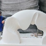 『時光之河』的靈感起源來自「水的變化」，因雕塑本身是固態(tài)不變的，以自然中無特定形狀的元素呈現(xiàn)，反映出動感的雕塑，使其中的對比更為強(qiáng)烈，有如凝固的動感一般。