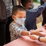 戴上入島手環(huán)，孩子們興奮又期待的等待416號(hào)列車啟程，冒險(xiǎn)之旅就要開(kāi)始囉！