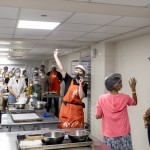 孩子們都是第一次體驗(yàn)烘焙餅乾，師傅從倒入麵粉，加入各種材料開始教學(xué)，一一展示餅乾的製作流程，小朋友們摩拳擦掌、亳不急待地自己動(dòng)手做做看。