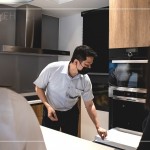 新進(jìn)同仁化身來(lái)訪第一線的客戶，用心聆聽行銷部楊世偉經(jīng)理的分享，新業(yè)對(duì)於未來(lái)家人在生活空間流動(dòng)上，設(shè)計(jì)規(guī)劃的細(xì)膩之處。