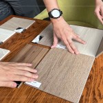 職人透過指尖觸摸面板，感受彩理、紋路、質(zhì)感，甚至韌度上的不同，感受每一分的精準(zhǔn)細(xì)節(jié)。