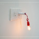 每一處的插座亮起橘光的小燈泡，代表著此處的通電正常，看著散發(fā)出橘色溫暖的光源，內(nèi)心也不由自主地跟著暖了起來。