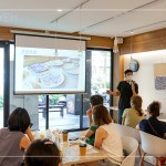 再度與手感職人 #京好手作 合作，分享青花瓷的歷史，始於中國唐朝，成熟於元朝，尤其以『景德鎮(zhèn)』為代表，於明朝瓷器成為主流。