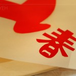 運(yùn)用剩餘的春聯(lián)紙，創(chuàng)意發(fā)展剪下一個「春」，是以滿滿的美好寓意，點(diǎn)綴燈籠作
品。