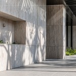 建築與工藝的相互交織，低調(diào)大器的優(yōu)雅，篩落光影，自然光線與陰影交織輝映在這條廊道上。