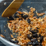 將餡料下鍋炒香，香味即刻飄散滿室，放入調(diào)味料、加水，大火滾沸後轉(zhuǎn)小火加蓋15分鐘，開蓋收汁、盛盤。