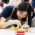 在製作好的小月餅印上代表吉利祝福的圖案，也象徵著團(tuán)圓與幸福。