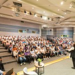 講師幽默風(fēng)趣的笑談『無畏的舞臺人生』，透過各種方式傳承臺灣本土藝術(shù)，期望將歌仔戲推廣到世界各個角落。