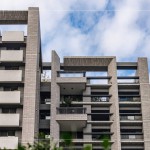 遠(yuǎn)方眺望建築外觀，使用不同顏色的磁磚進(jìn)行混色搭配，建築顯得更立體，並具有獨特品味。(圖為 新業(yè)–大塊森鄰 實景圖)