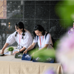 身穿白T的新業(yè)同仁，早早抵達(dá)現(xiàn)場(chǎng)，盡心且盡力的佈置場(chǎng)地，讓住戶能順利流暢的領(lǐng)票，等待開演時(shí)間的到來(lái)。