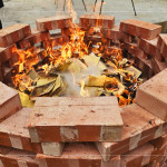 儀式尾聲，金紙化為星點(diǎn)火光，將敬意與祈福送往天際，為上樑典禮劃下美好句點(diǎn)。