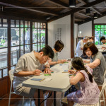 與臺(tái)中文化局合作「2025年臺(tái)中文學(xué)季」，舉辦兩場(chǎng)手刻版印畫(huà)活動(dòng)，在綠蔭榕樹(shù)下、時(shí)光靜謐的日式老屋，細(xì)細(xì)感受文學(xué)與手作交織的美好時(shí)刻。