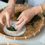 體驗(yàn)活動(dòng)—手作時(shí)空茶餅，享受茶香，感受風(fēng)土，沉浸五感之間，雙手揉捻茶菁，感受每一片茶葉醇香的轉(zhuǎn)變，待烘乾後，泡上一盞心韻茶香。