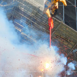 點燃火紅的炮仗，響徹的聲響，繚繞著基地，象徵圓滿吉祥好兆頭。