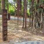 《1313001/所在》由兩位藝術(shù)家-許芝綺、張婷雅攜手創(chuàng)作，以「寫生」為起點(diǎn)、金屬為筆，感受大自然與土地，將每一次的觀察與體驗(yàn)，化為細(xì)膩的記錄。