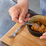 細(xì)緻綿密的麵茶，加入熱騰騰的開水，順時(shí)針的輕輕攪動(dòng)，瞬間香味四溢，咀嚼難以忘卻的鹹香滋味。